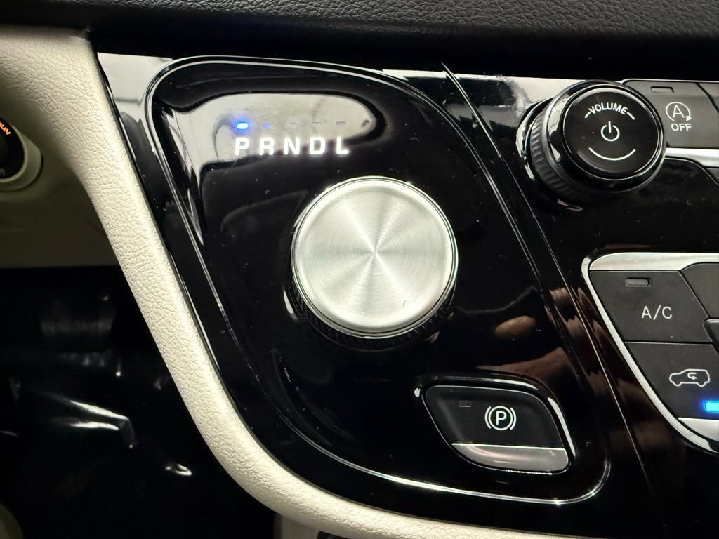 Used 2024 Chrysler Pacifica Touring-L FWD image 43