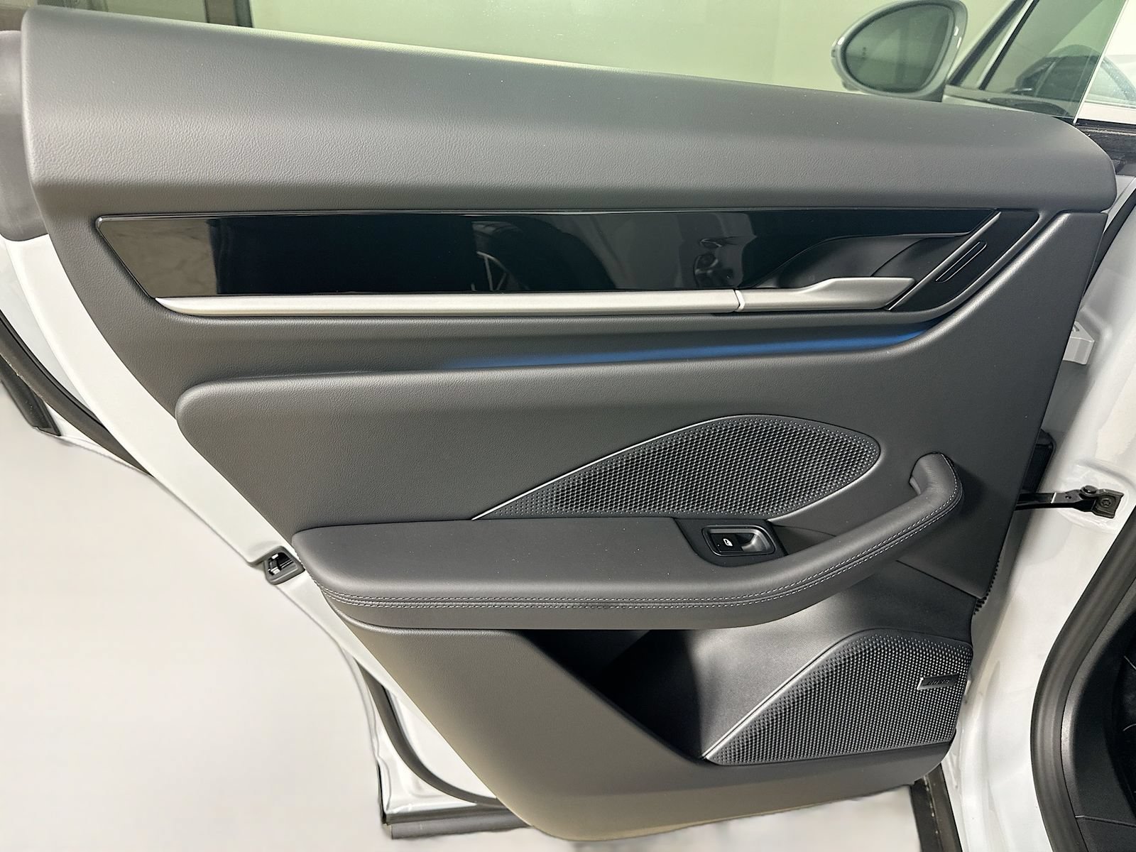 New 2026 Porsche Macan 4 Electric AWD/4WD image 34