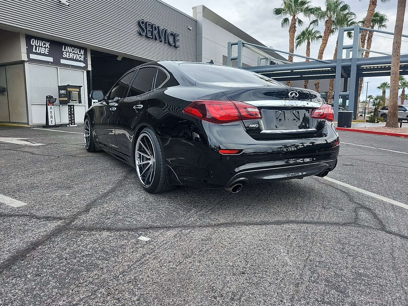 Used 2017 INFINITI Q70 3.7 w/ Technology Package AWD/4WD image 4