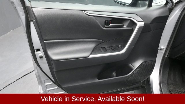 Used 2021 Toyota RAV4 LE AWD/4WD image 16