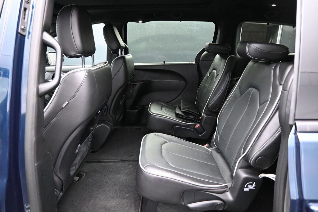 Used 2025 Chrysler Pacifica Limited FWD image 24