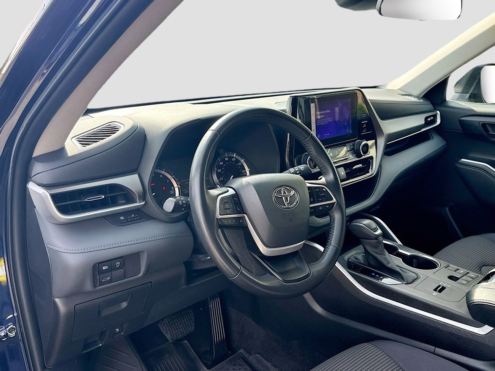 Used 2023 Toyota Highlander LE FWD image 21