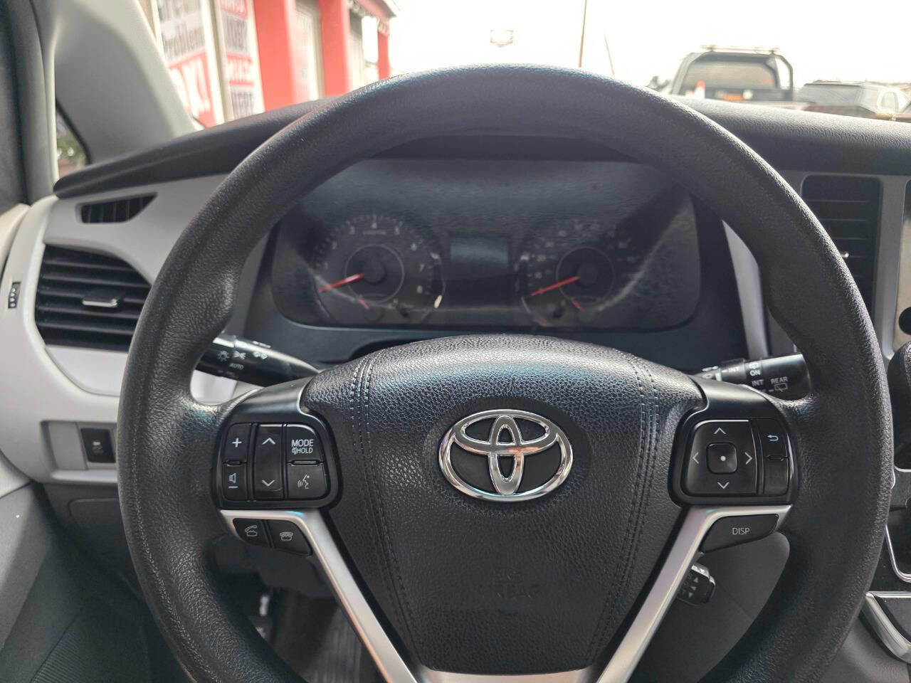 Used 2015 Toyota Sienna LE image 4