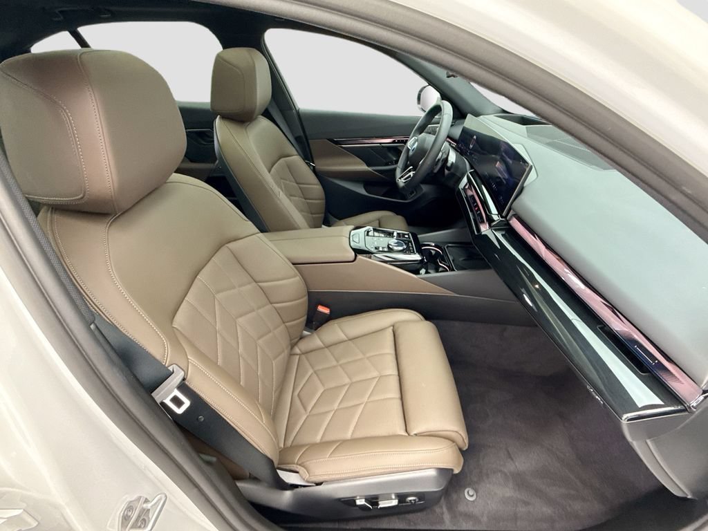 Used 2026 BMW 550e xDrive w/ Premium Package AWD/4WD image 19