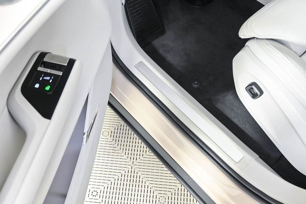 Certified 2025 Volvo EX90 Ultra AWD/4WD image 10