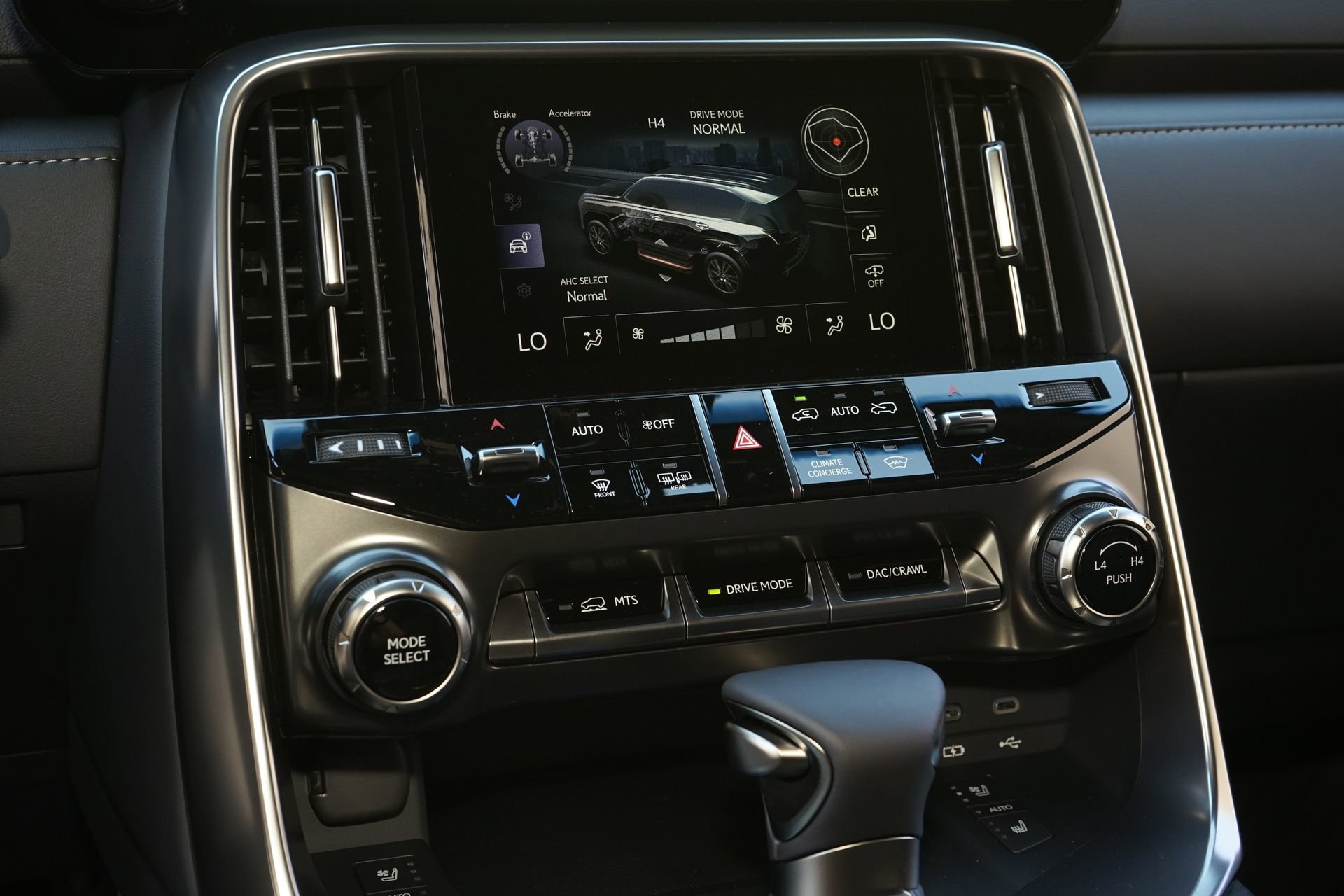 Used 2025 Lexus LX 600 4WD w/ Accessory Package (2T) image 19