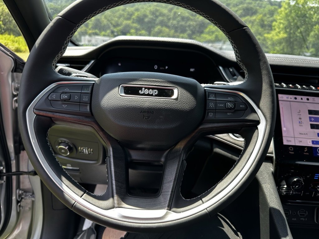 Used 2025 Jeep Grand Cherokee Limited w/ Luxury Tech Group II image 11