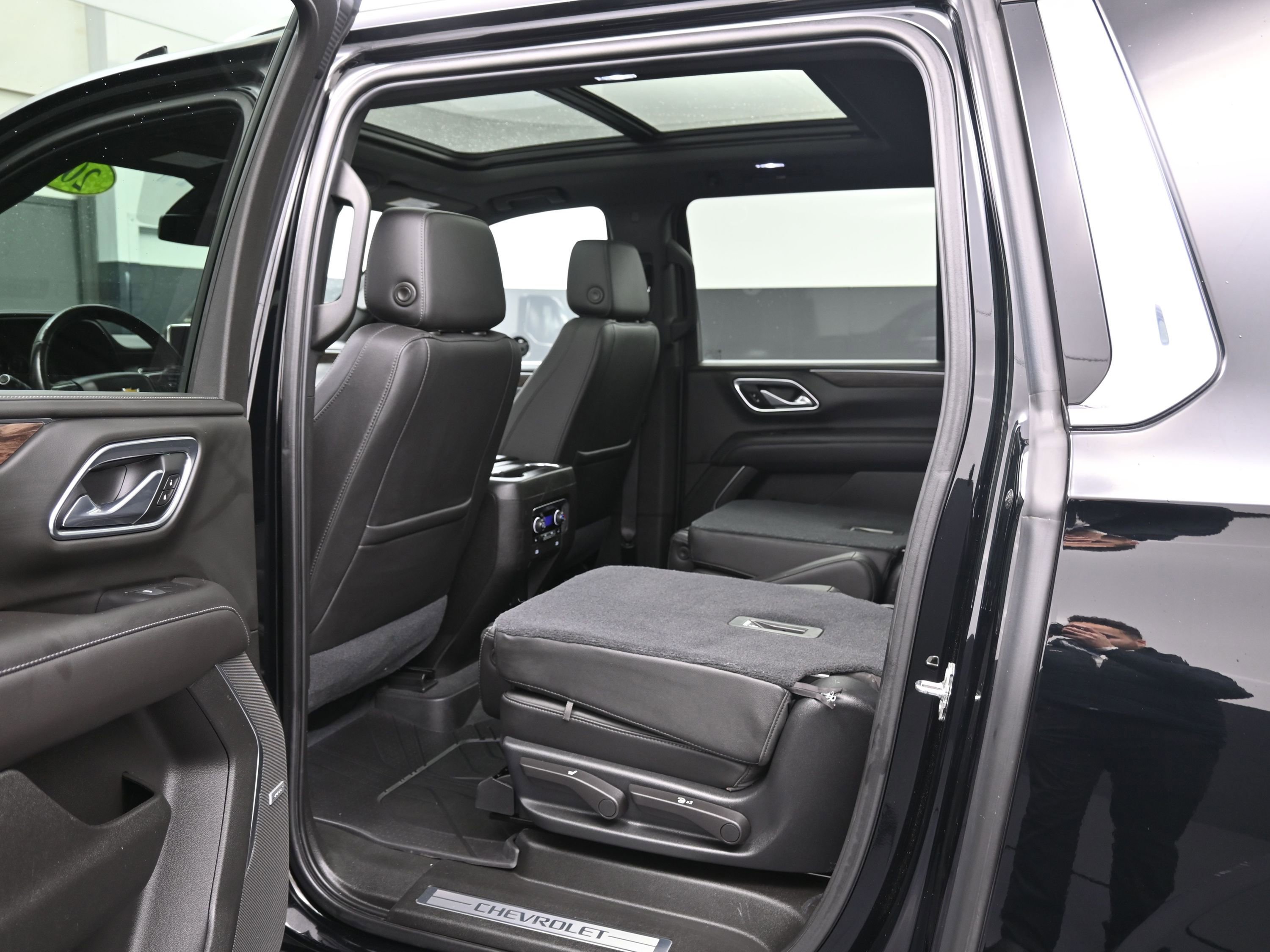 Used 2021 Chevrolet Suburban LT w/ LT Signature Package image 26