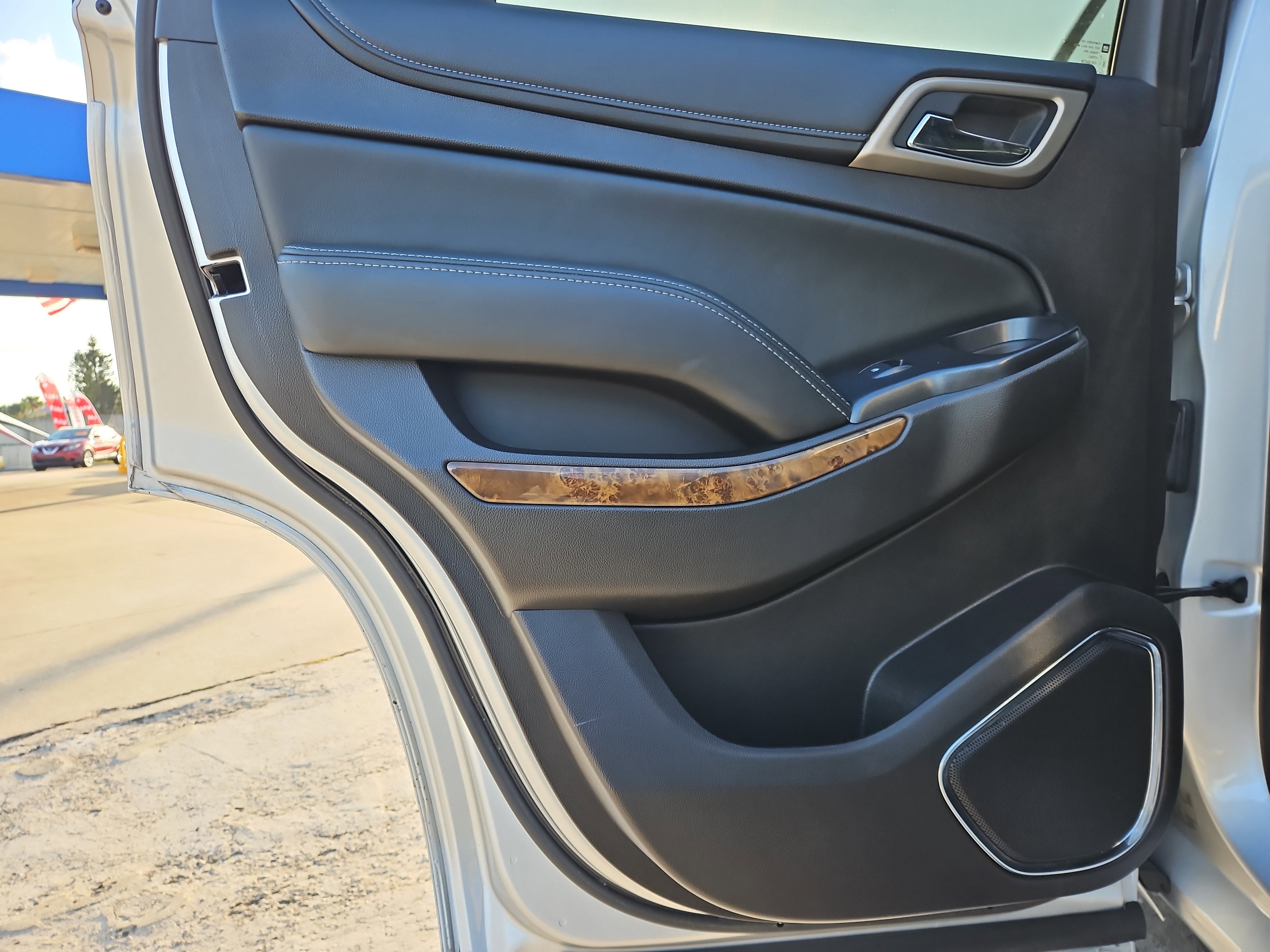 Used 2015 GMC Yukon Denali w/ Premium Package image 12