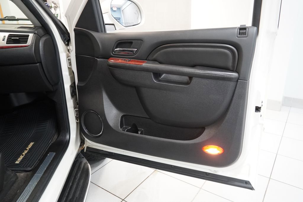 Used 2011 Cadillac Escalade Luxury image 28