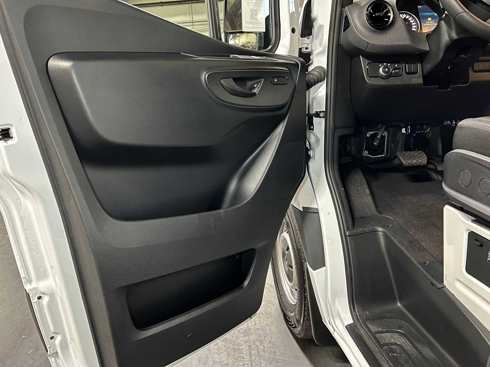Used 2025 Mercedes-Benz Sprinter 2500 image 20