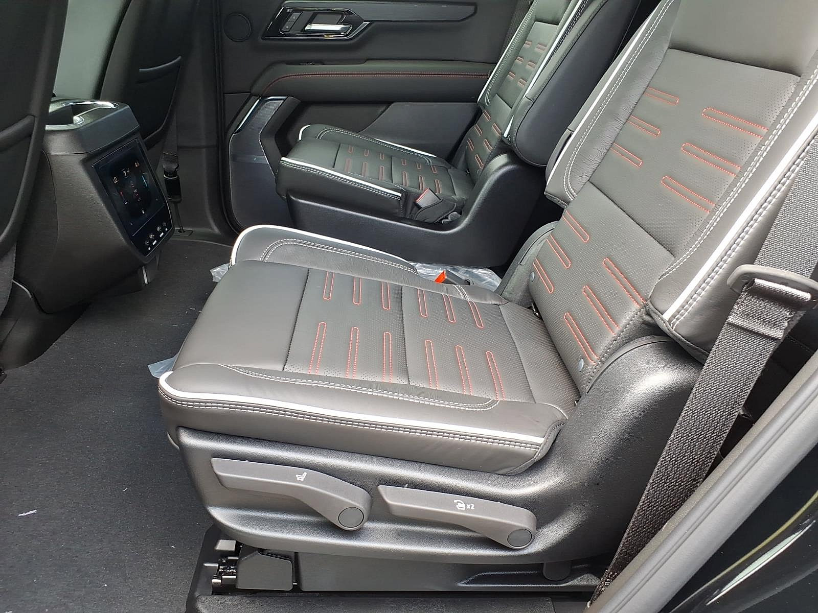 New 2026 GMC Yukon AT4 Ultimate AWD/4WD image 11