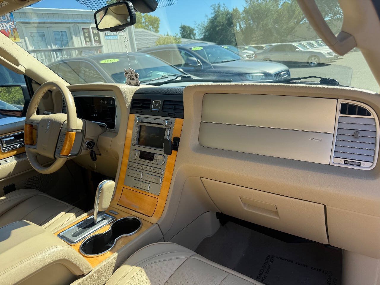 Used 2010 Lincoln Navigator 4WD image 17