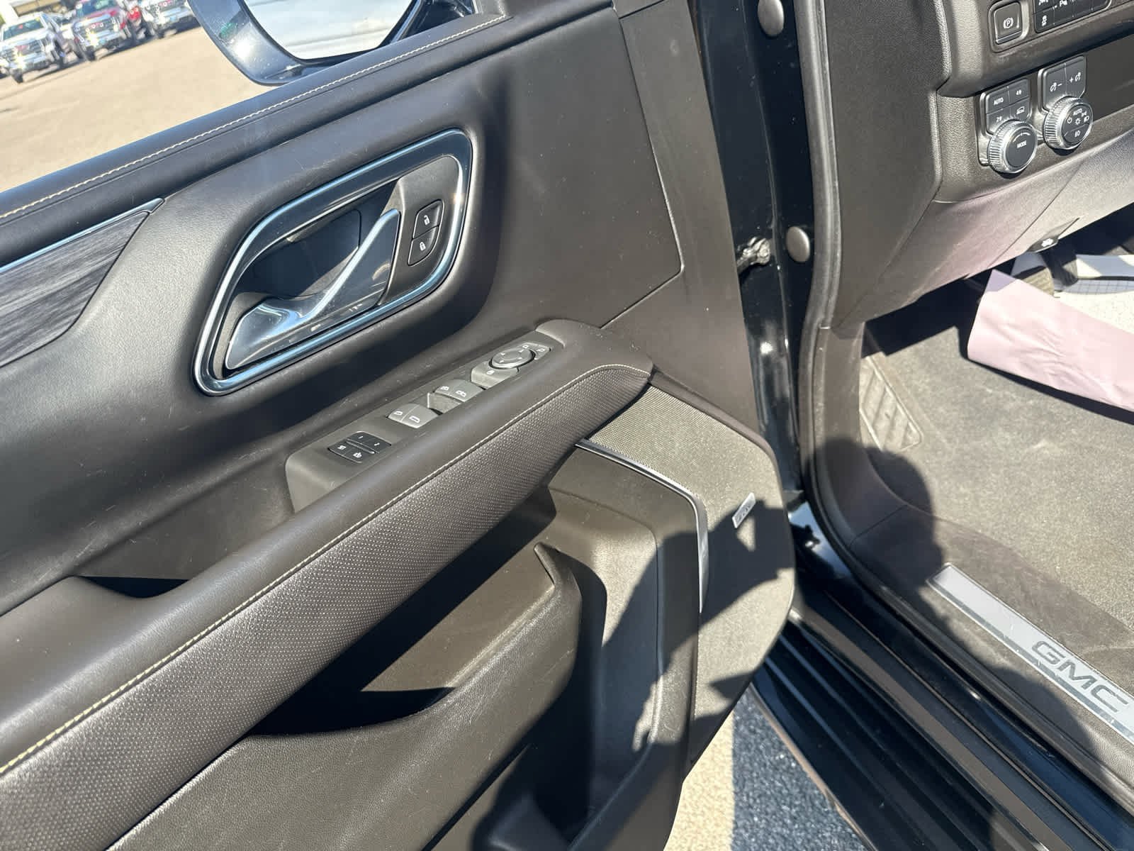 Used 2023 GMC Yukon XL SLT AWD/4WD image 13