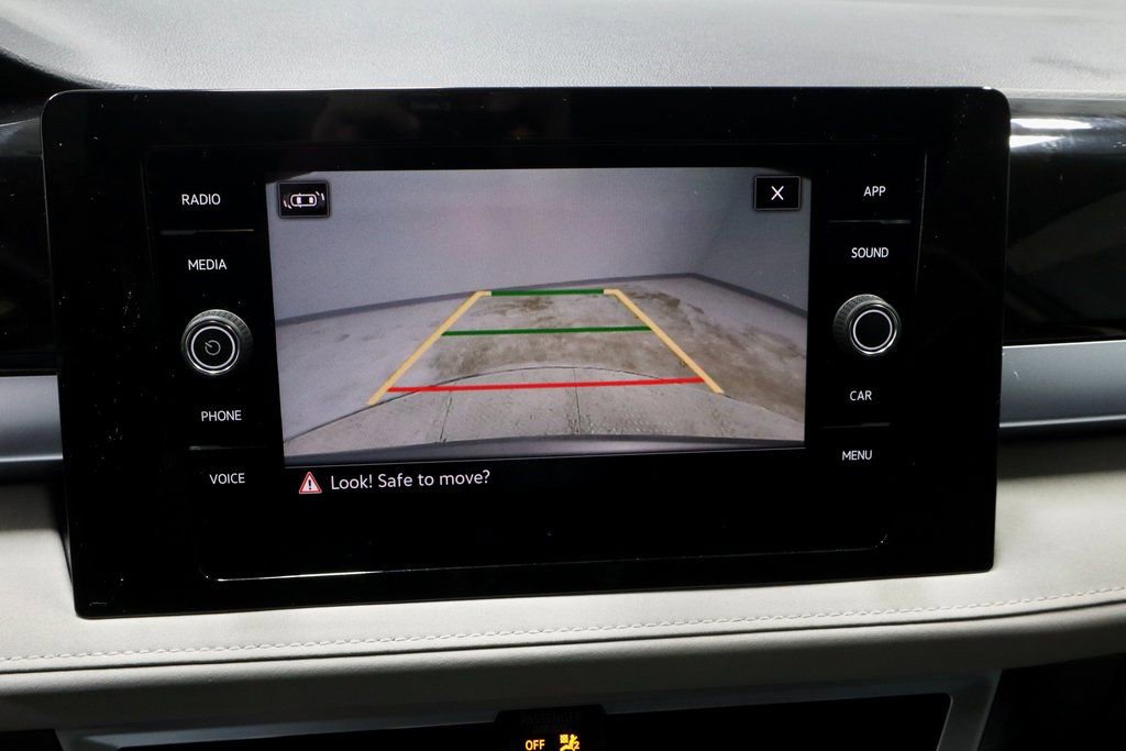 Used 2025 Volkswagen Taos SE image 2