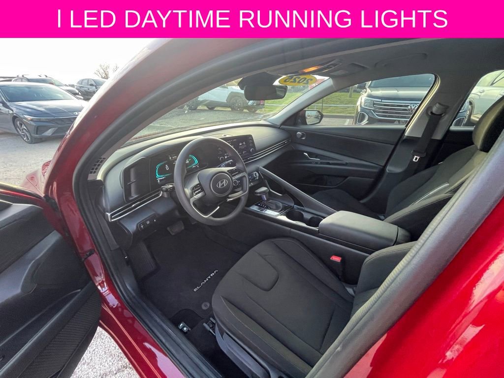 Used 2025 Hyundai Elantra Blue image 16