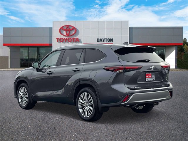 Used 2025 Toyota Highlander Platinum image 4