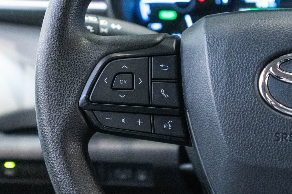 Used 2025 Toyota Sienna LE FWD image 18
