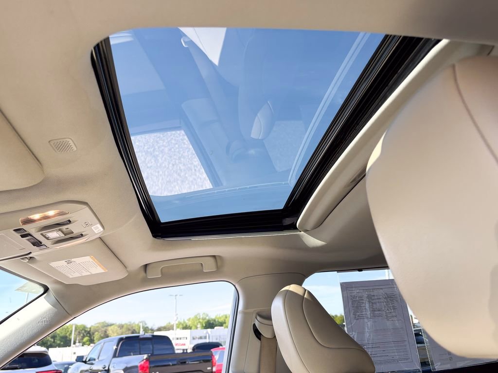 Used 2022 Toyota Highlander XLE AWD/4WD image 15