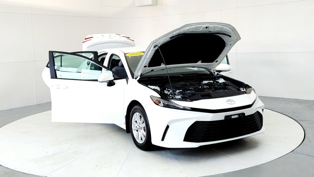 Used 2025 Toyota Camry LE AWD/4WD image 9