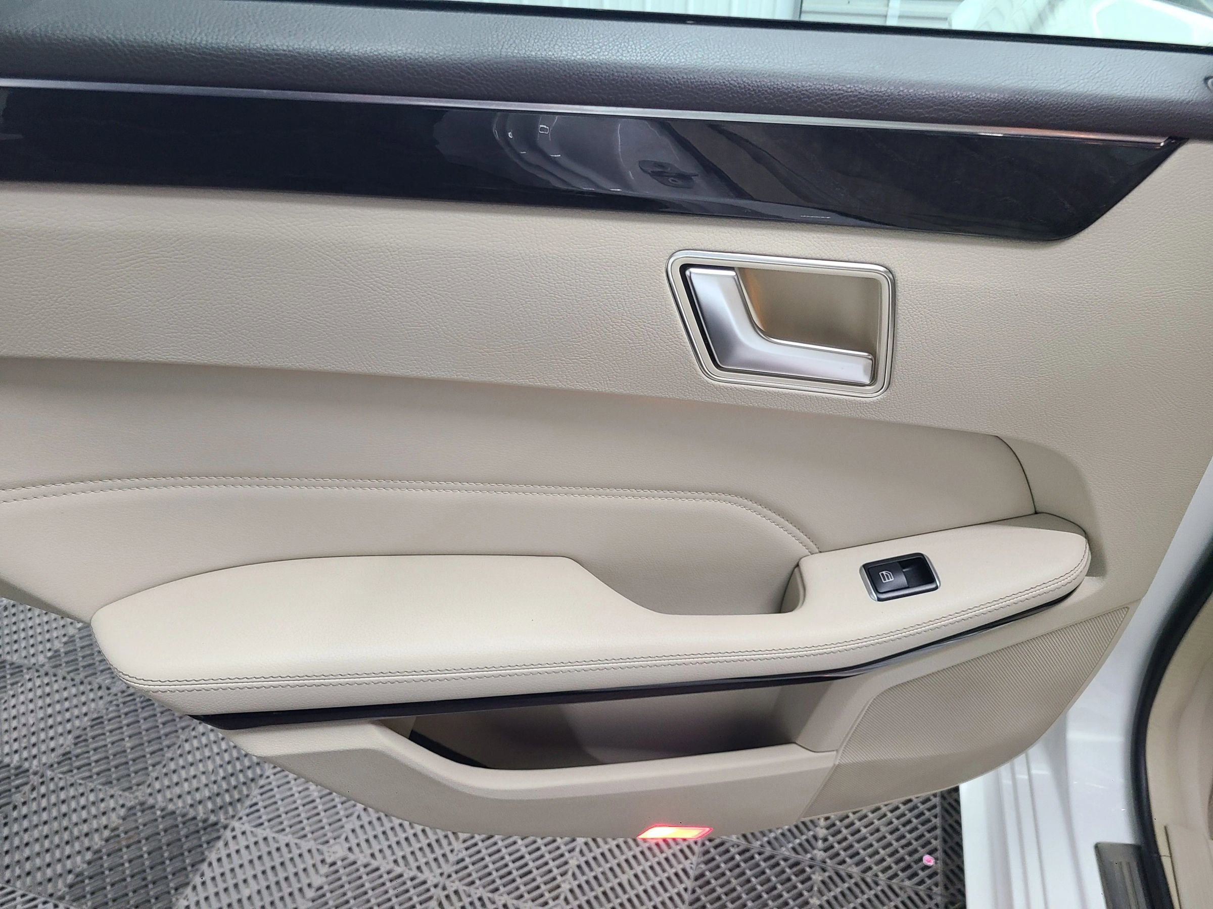 Used 2014 Mercedes-Benz E 350 Sedan image 36