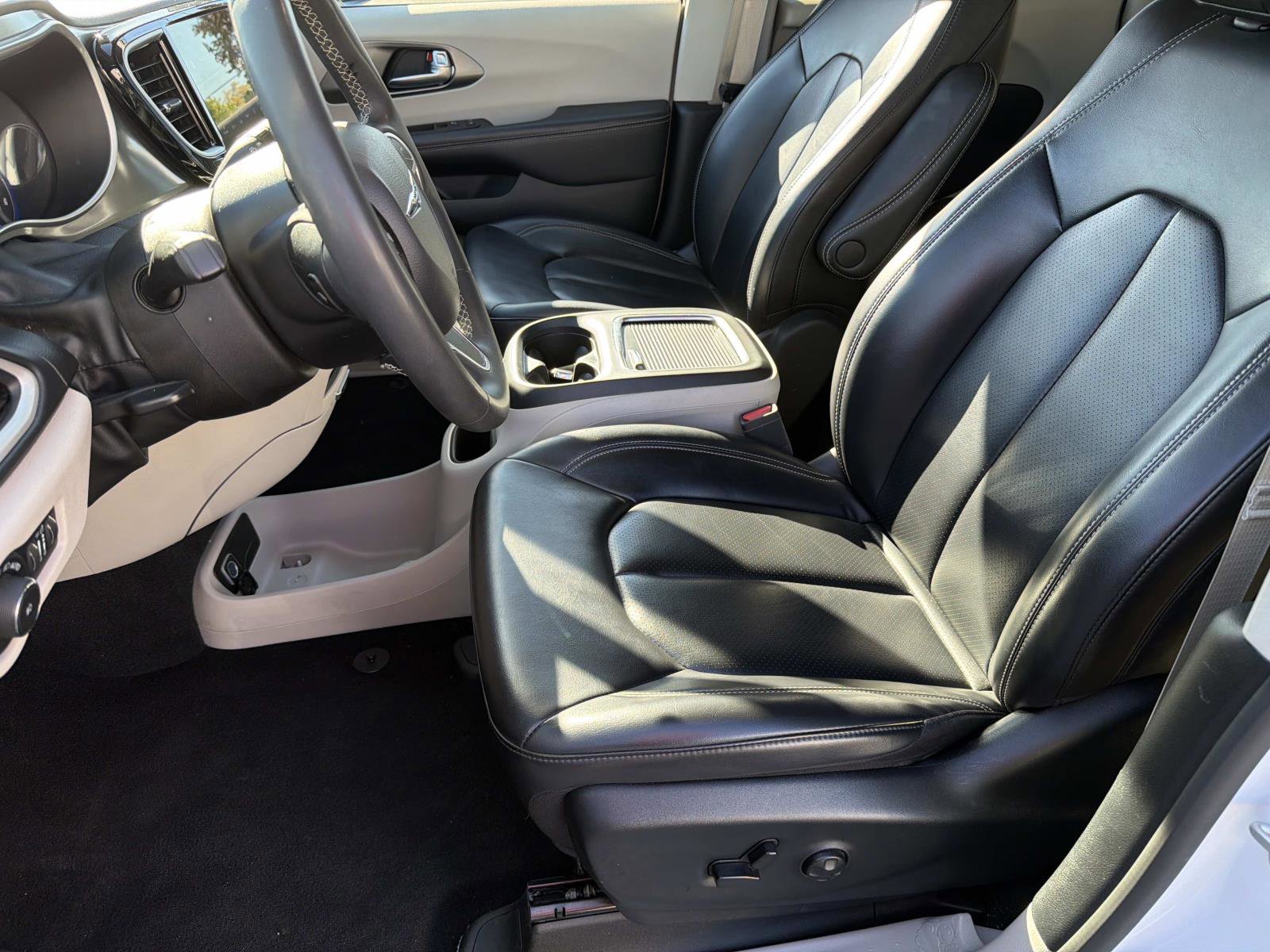 Used 2023 Chrysler Pacifica Touring-L image 18