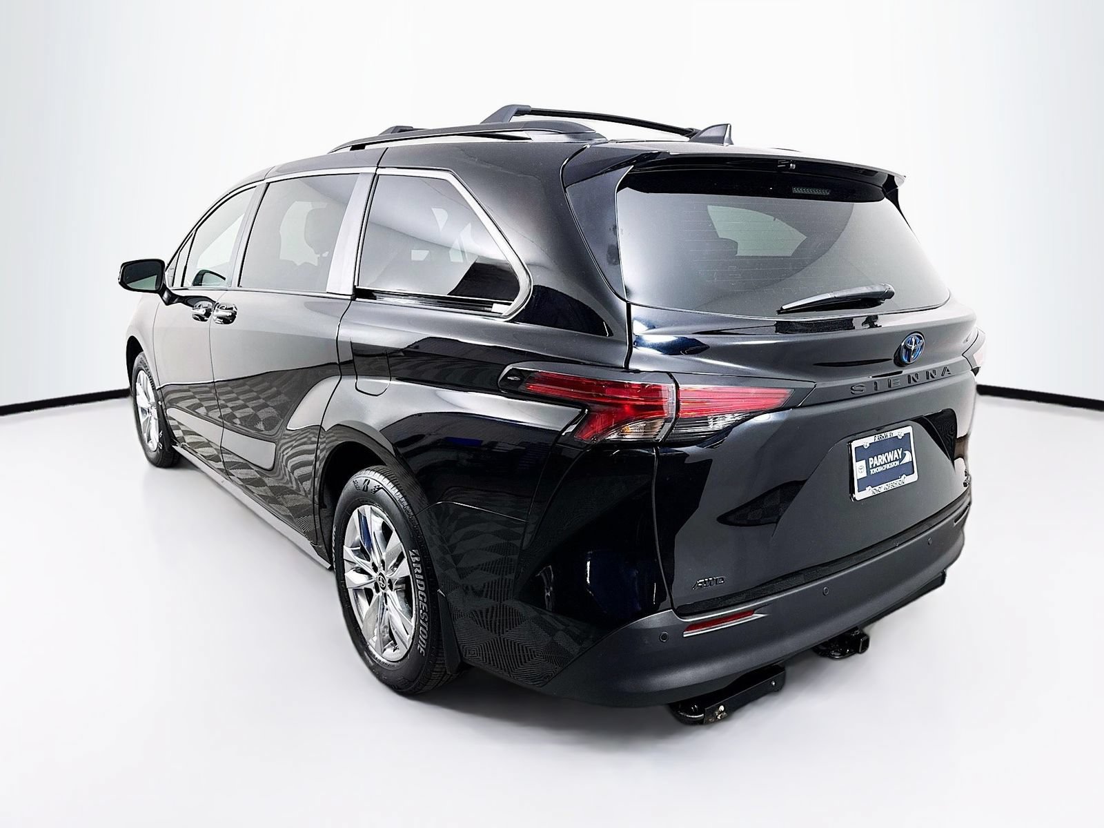 Certified 2022 Toyota Sienna XLE Woodland Edition AWD/4WD image 5