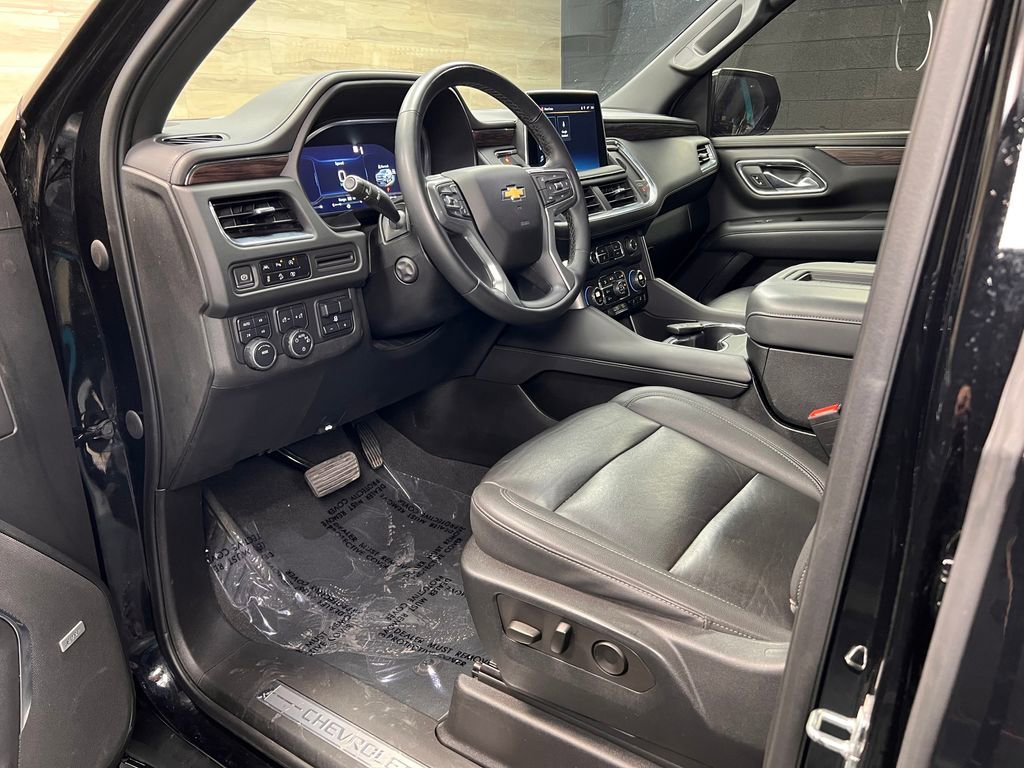 Used 2023 Chevrolet Suburban Z71 w/ Luxury Package AWD/4WD image 3