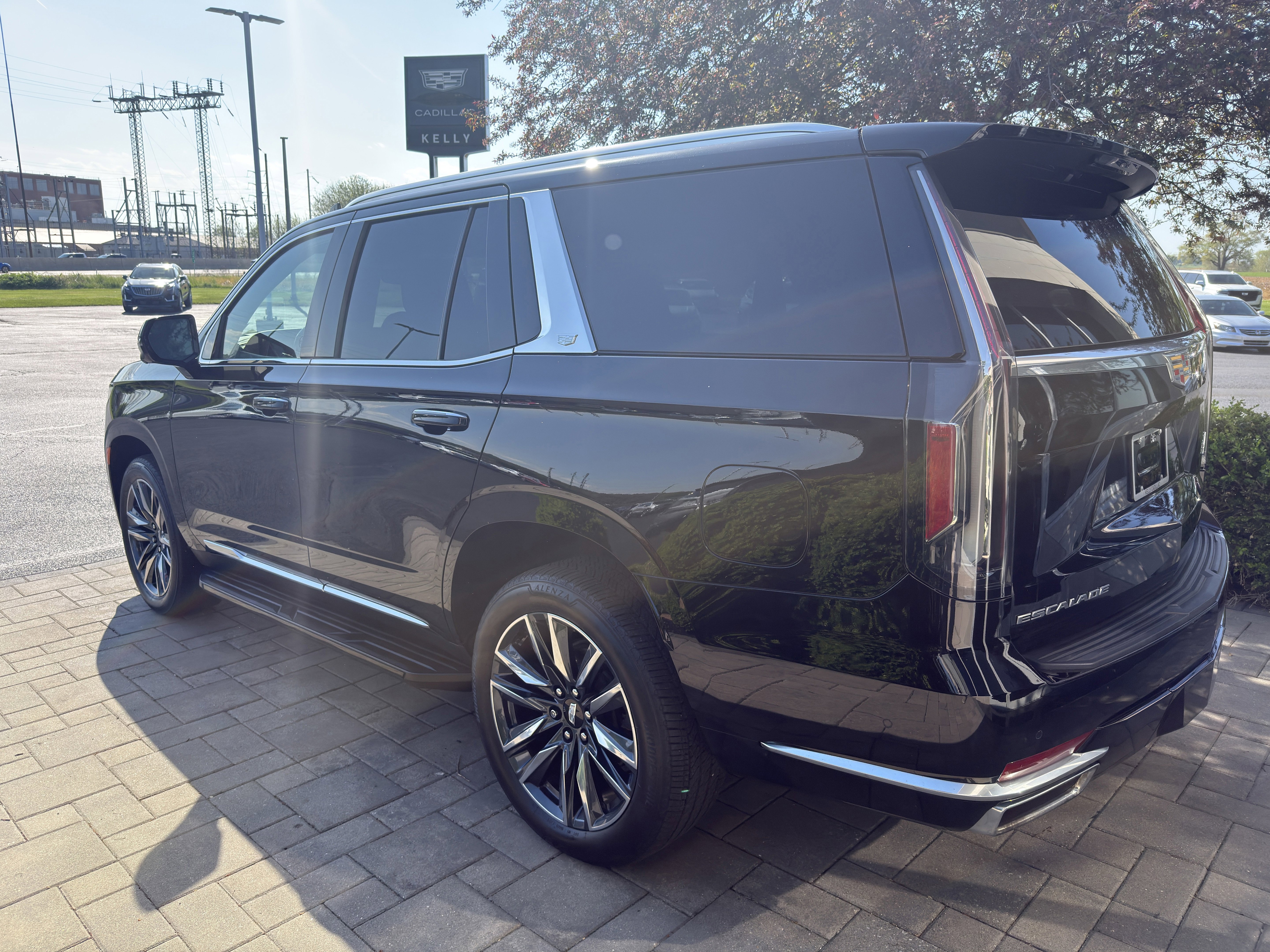 Used 2023 Cadillac Escalade Premium Luxury AWD/4WD image 6