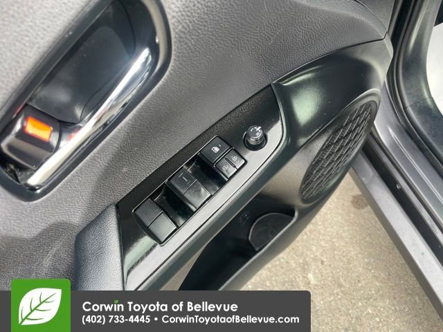 Used 2022 Toyota Prius L Eco image 19