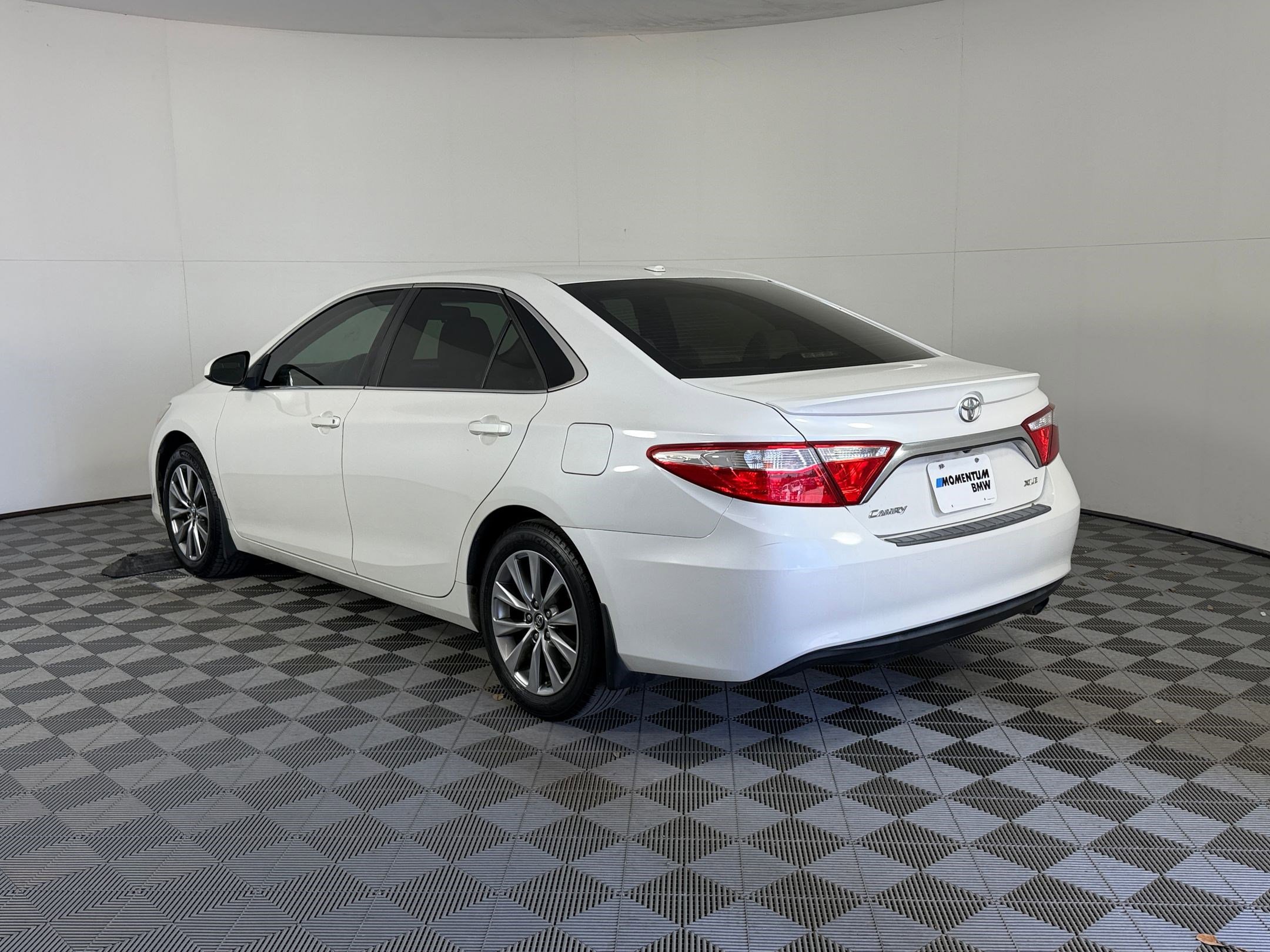 Used 2017 Toyota Camry XLE FWD image 3
