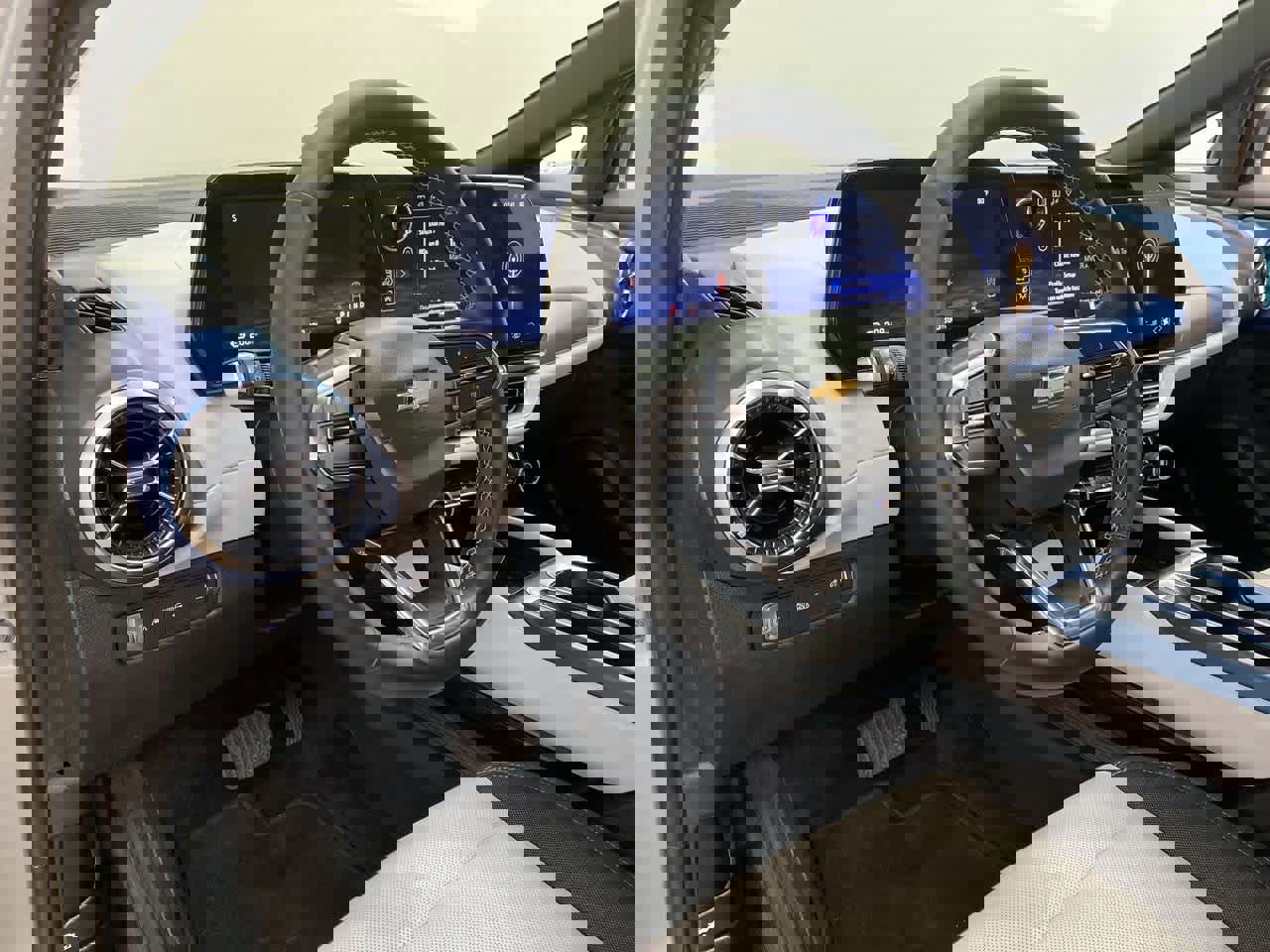 Used 2024 Chevrolet Equinox EV LT image 2