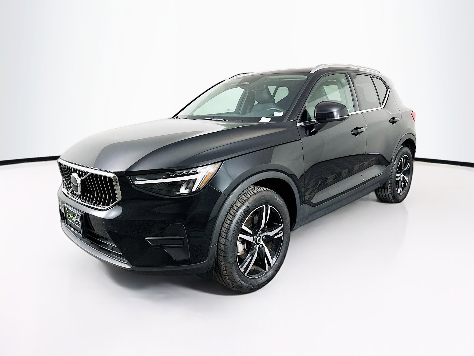Used 2025 Volvo XC40 B5 Core image 3