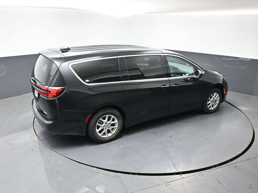 Used 2023 Chrysler Pacifica Touring-L FWD image 43