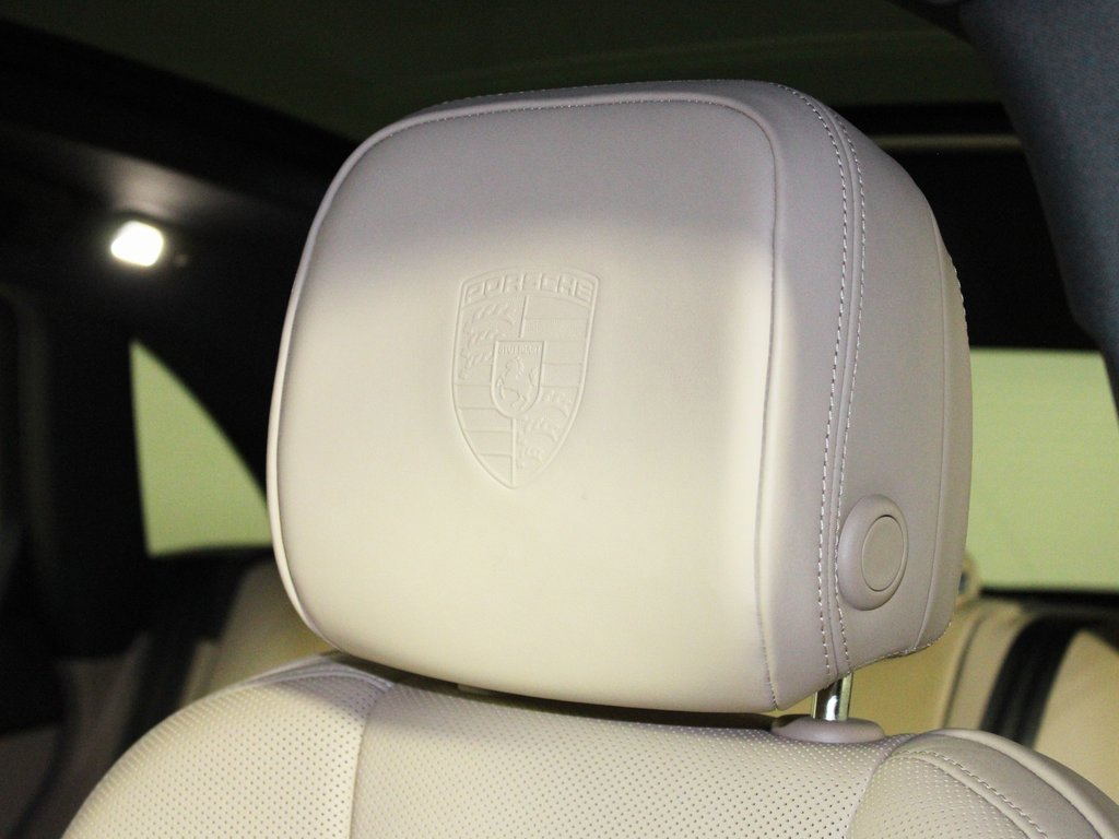 Used 2025 Porsche Macan w/ Premium Package Plus image 19