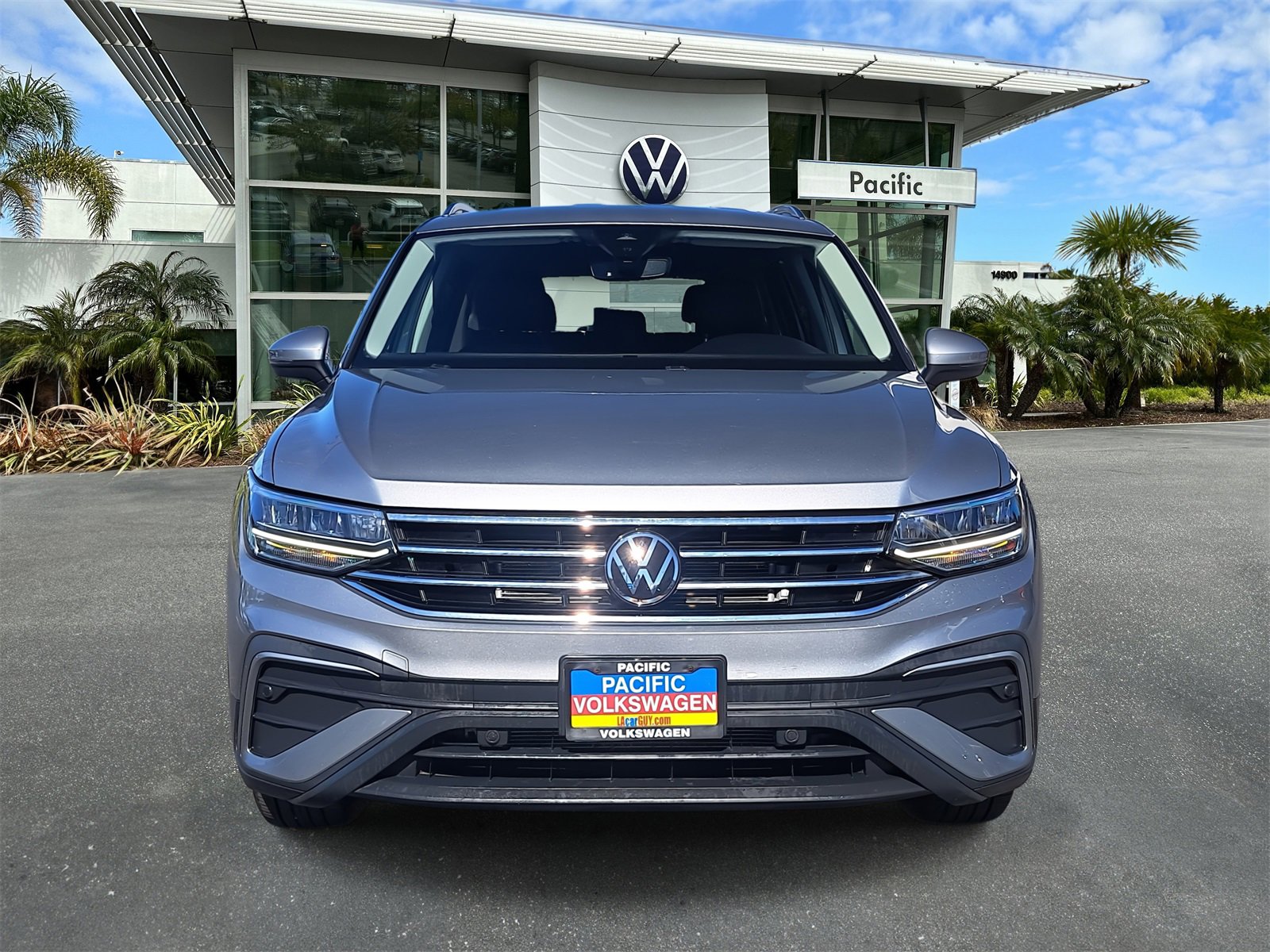Used 2022 Volkswagen Tiguan SE image 2