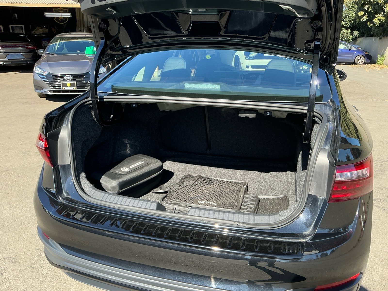 Used 2025 Volkswagen Jetta SE w/ Sunroof Package image 25