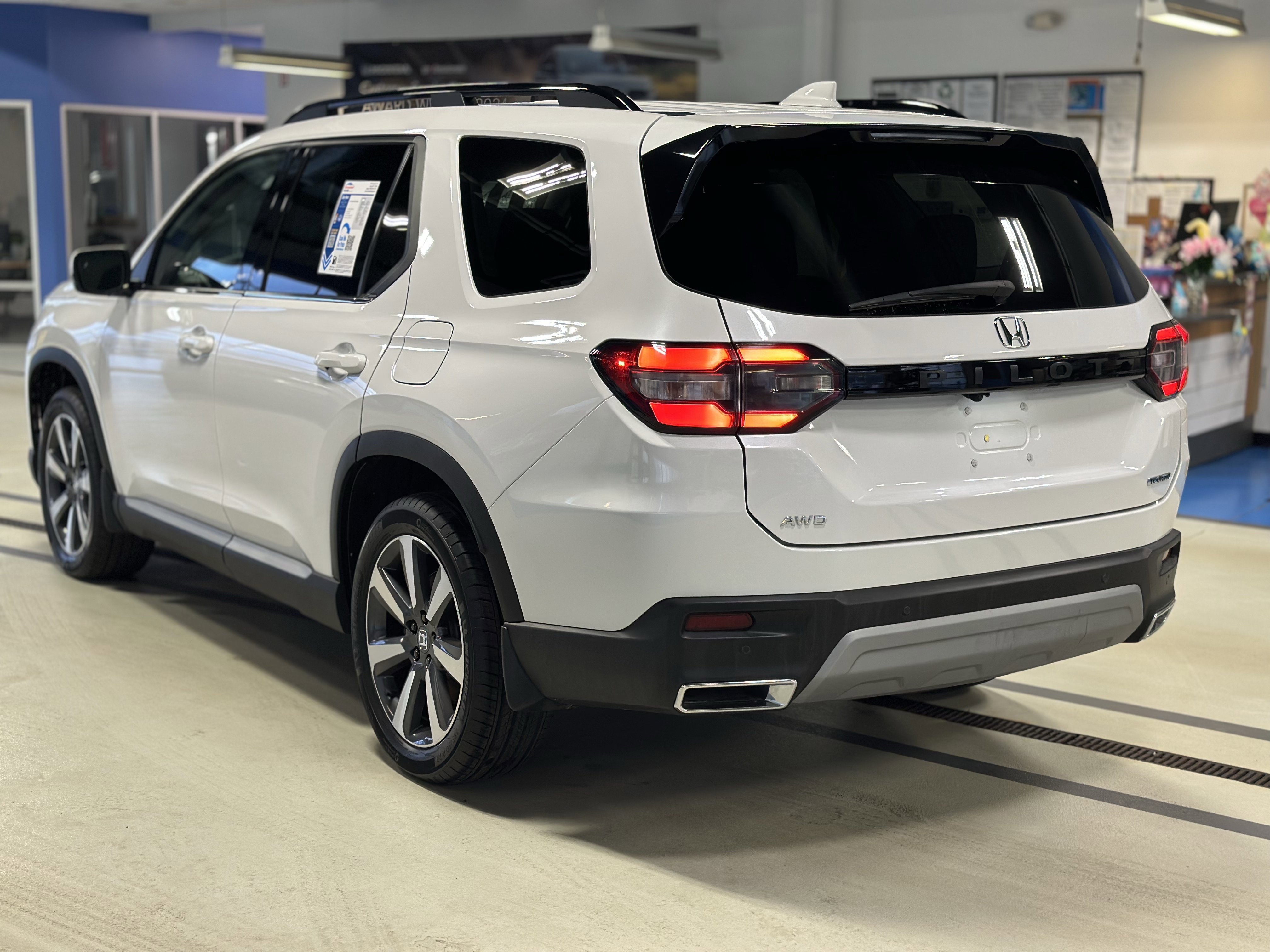 Used 2025 Honda Pilot Touring image 7