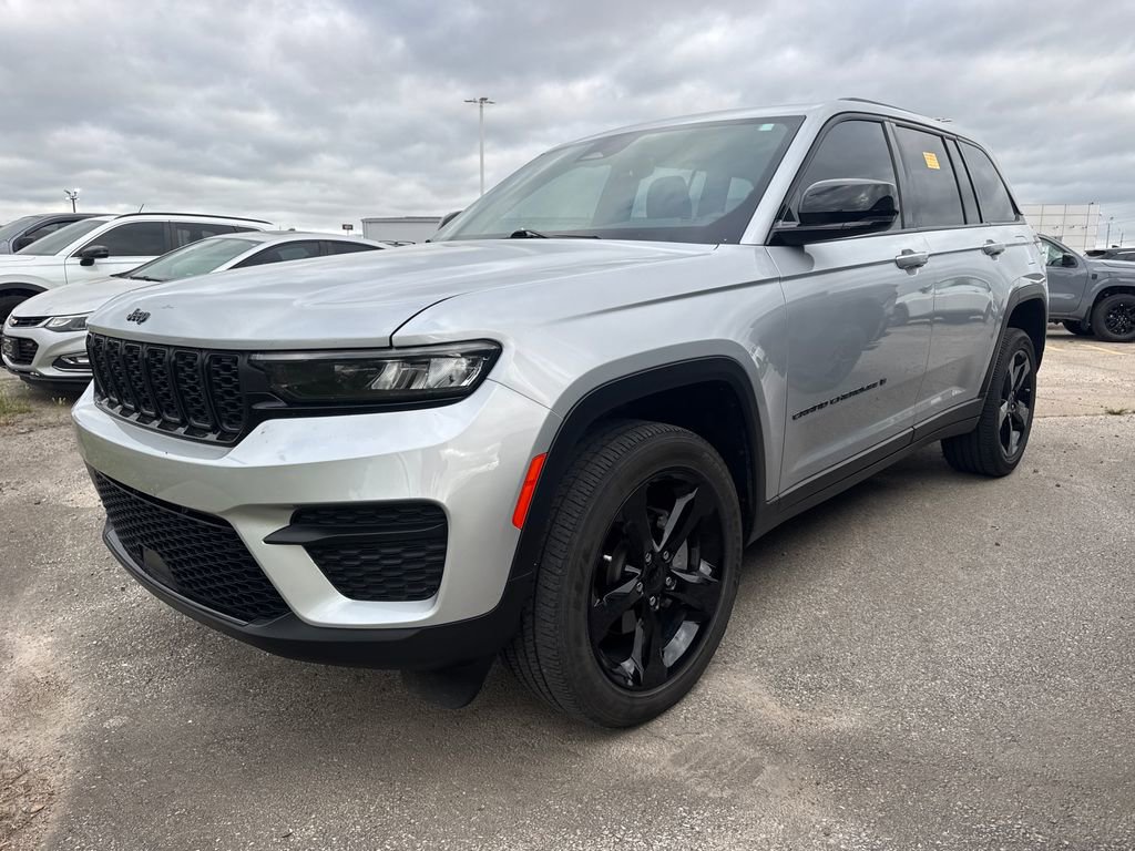 Used 2023 Jeep Grand Cherokee Altitude image 1