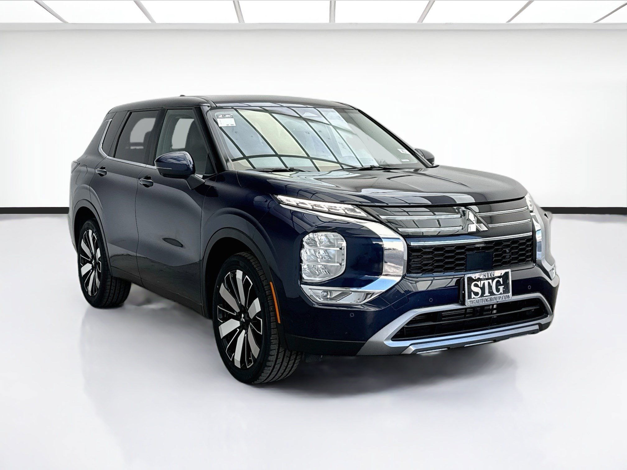 Used 2025 Mitsubishi Outlander SE FWD image 3