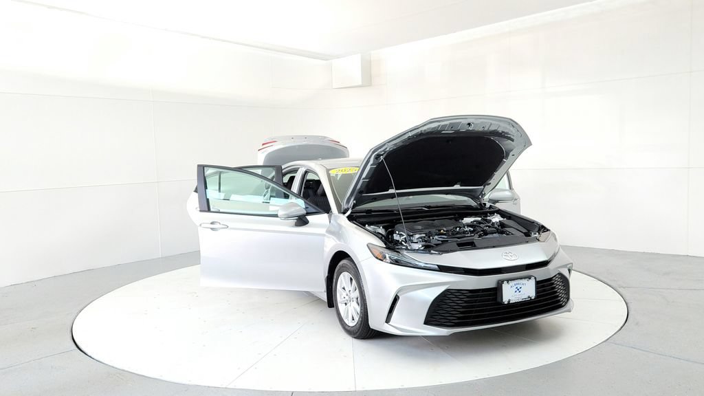 Used 2025 Toyota Camry LE AWD/4WD image 9