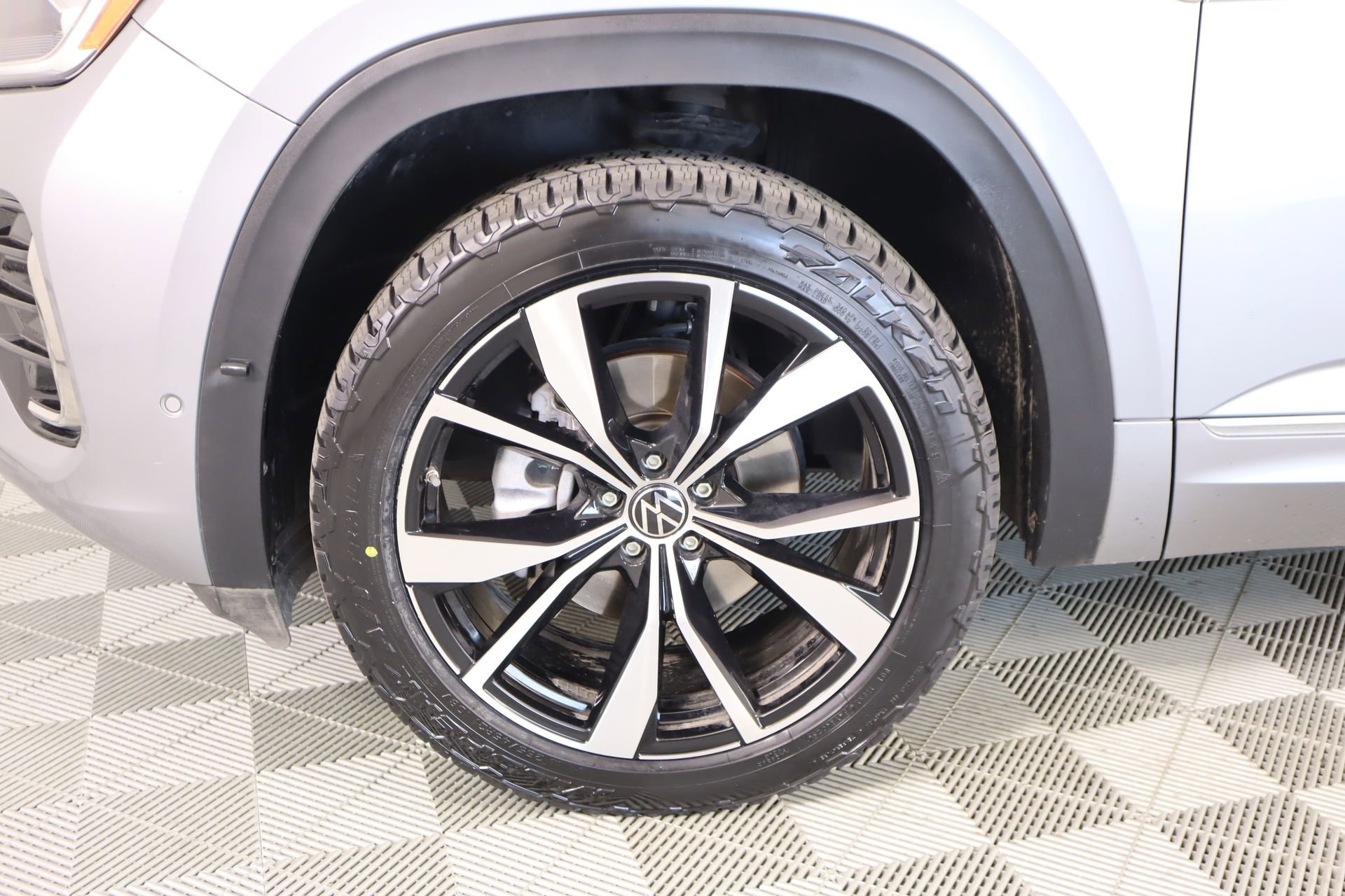 Used 2024 Volkswagen Atlas SEL Premium R-Line image 19