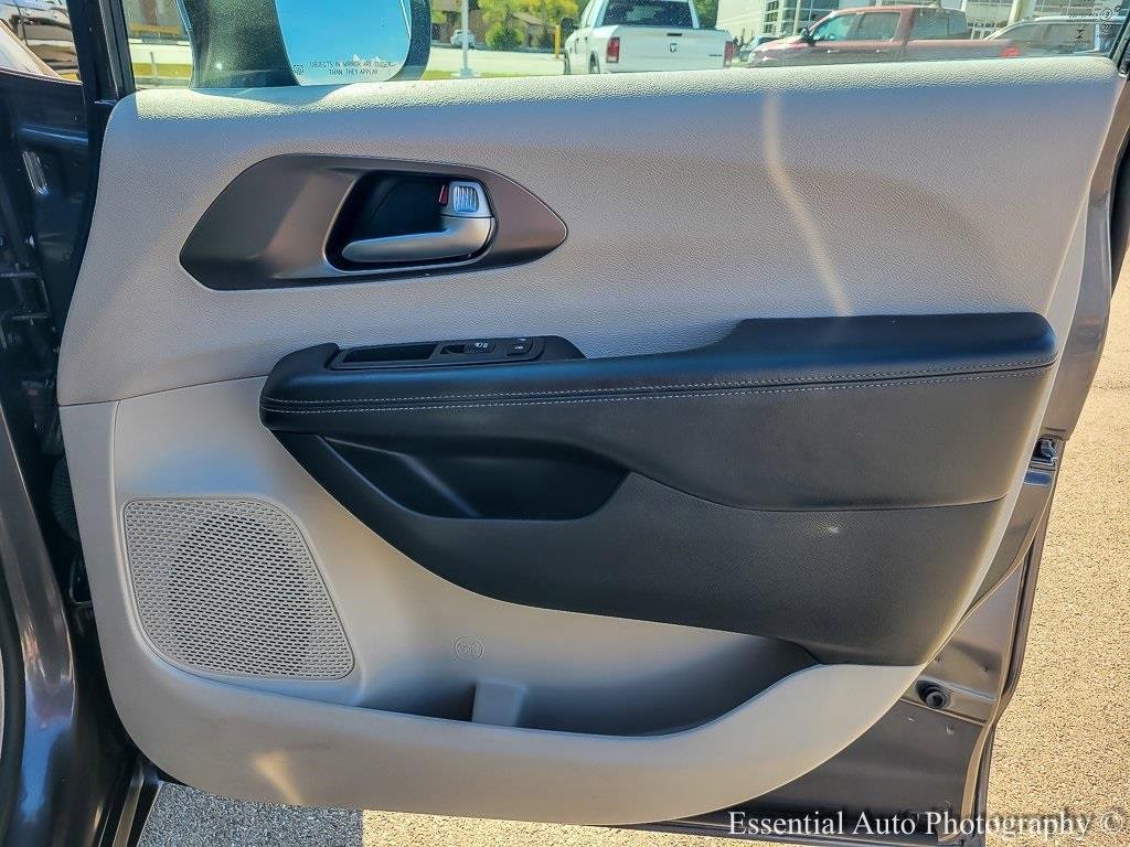 Used 2017 Chrysler Pacifica Limited image 23