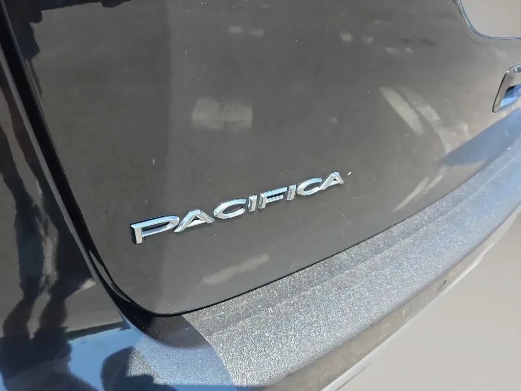 Used 2023 Chrysler Pacifica Touring-L FWD image 11