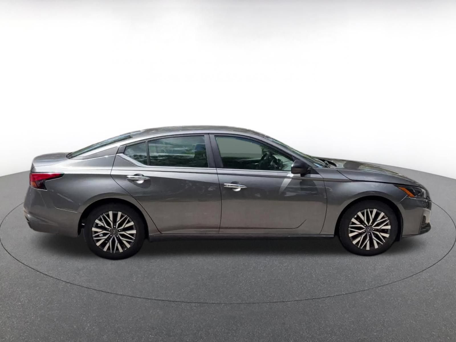 Used 2025 Nissan Altima 2.5 SV FWD image 13