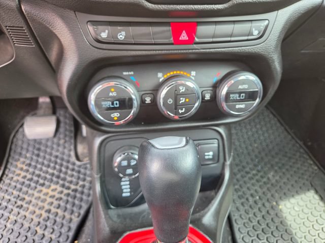 Used 2017 Jeep Renegade Trailhawk w/ Premium Trailhawk Package AWD/4WD image 7