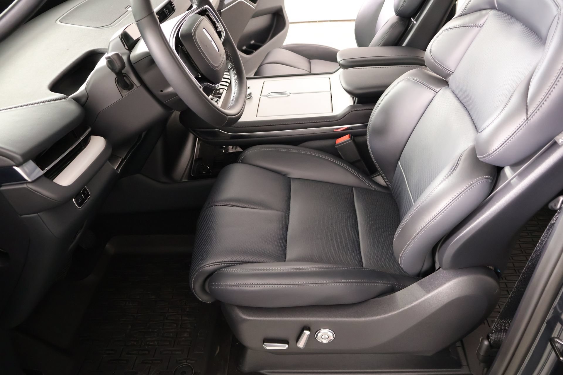 New 2025 Lincoln Navigator Reserve w/ Jet Appearance Package AWD/4WD image 12