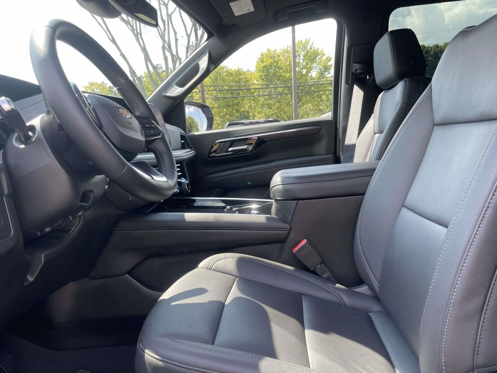 Used 2025 Chevrolet Suburban LT w/ Comfort Package AWD/4WD image 16