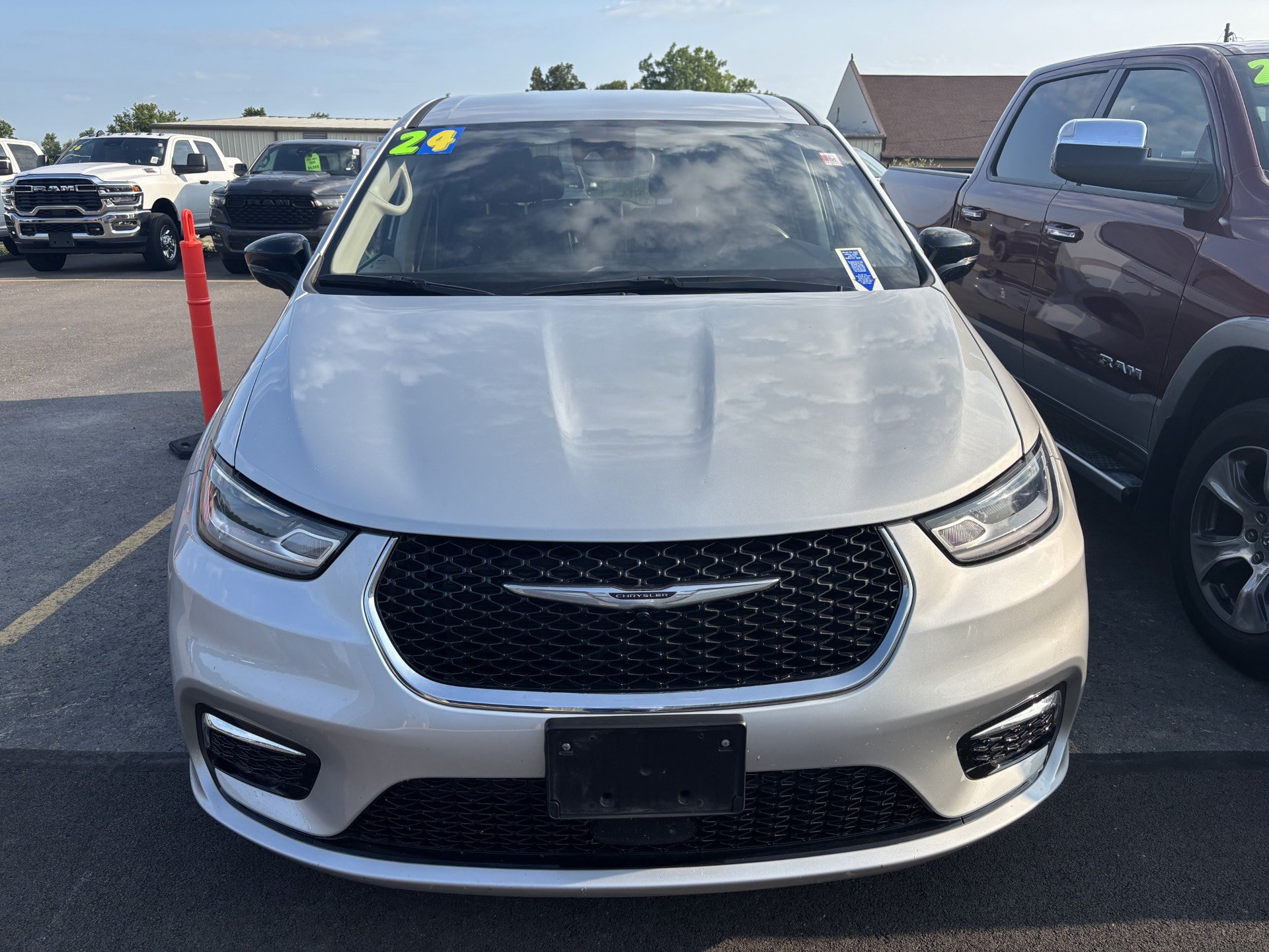 Used 2024 Chrysler Pacifica Touring-L FWD image 3