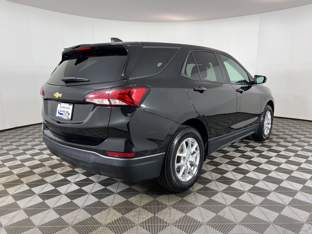Used 2022 Chevrolet Equinox LS w/ LS Convenience Package FWD image 4
